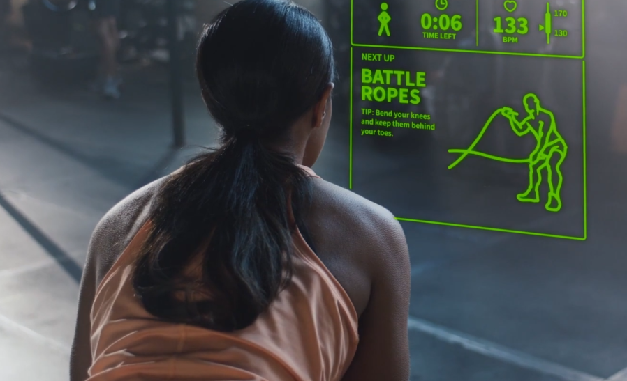 Deportista usando los lentes de realidad aumentada de Mojo Vision